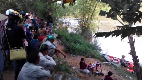 Bỏ lại xe Jupiter trên cầu, thiếu nữ 16 tuổi nhảy sông tự tử - ảnh 1