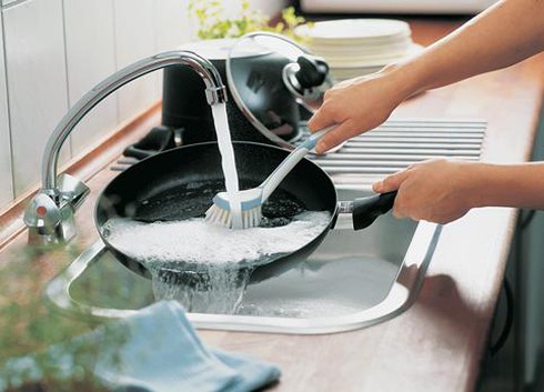 Cách làm sạch vết cháy đen trên xoong nồi - ảnh 3