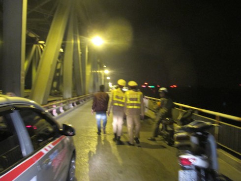 CSGT cứu thiếu nữ lên cầu Chương Dương tự tử lúc giữa đêm - ảnh 1