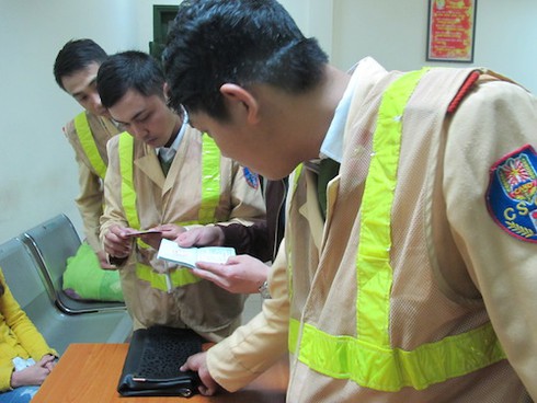 CSGT cứu thiếu nữ lên cầu Chương Dương tự tử lúc giữa đêm - ảnh 2