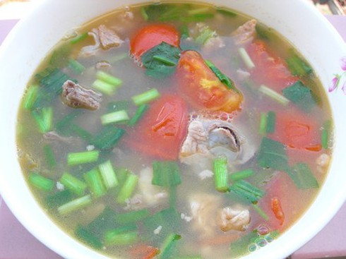 Ấm áp ngày Đông với món canh sườn nấu me chua - ảnh 1