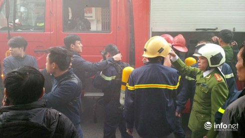 Cháy cơ sở làm hương số 81 Hàng Bồ, khói phủ kín phố cổ - ảnh 8