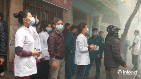Cháy cơ sở làm hương số 81 Hàng Bồ, khói phủ kín phố cổ - ảnh 1