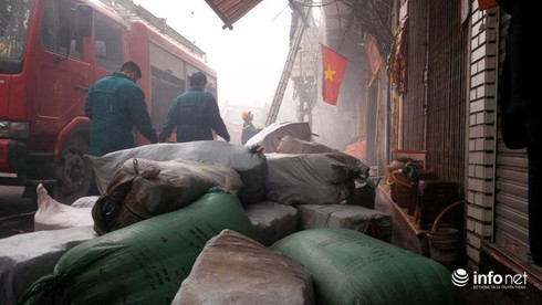 Cháy cơ sở làm hương số 81 Hàng Bồ, khói phủ kín phố cổ - ảnh 2