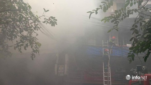 Cháy cơ sở làm hương số 81 Hàng Bồ, khói phủ kín phố cổ - ảnh 3