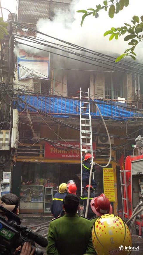 Cháy cơ sở làm hương số 81 Hàng Bồ, khói phủ kín phố cổ - ảnh 4