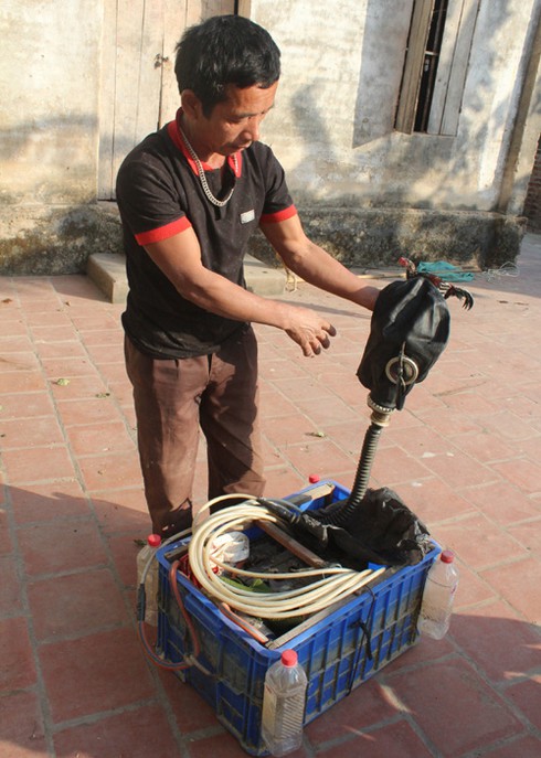 Kiếm sống ở đáy sông - ảnh 2