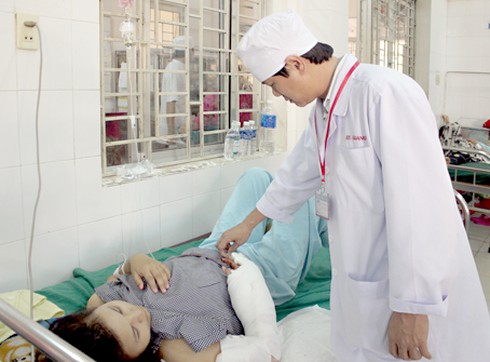 Nối thành công bàn tay bị máy cưa gỗ cắt đứt lìa - ảnh 1