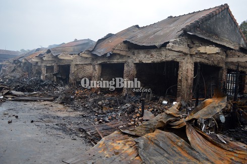 Cháy chợ Ba Đồn: Tiểu thương thất thần nghĩ cảnh trắng tay, nợ nần - ảnh 2