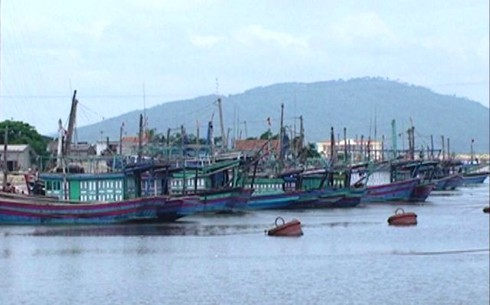 Thanh Hóa: Cứu thuyền bạn gặp nạn, một ngư dân bị sóng biển cuốn trôi - ảnh 1