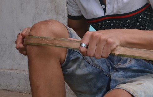 Trẻ em kiếm tiền ở xóm đan rổ hấp cá mùa Tết - ảnh 1
