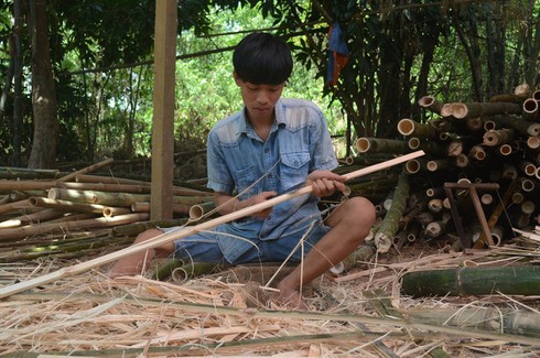 Trẻ em kiếm tiền ở xóm đan rổ hấp cá mùa Tết - ảnh 2