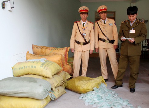 Tạm giữ 258.000 ống hóa chất nghi thuốc kích thích tăng trưởng giá đỗ - ảnh 1