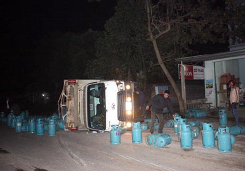 Hú vía… xe chở bình ga bị tai nạn - ảnh 1