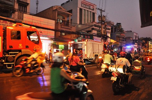 3 đứa trẻ kéo nhau tháo chạy khỏi căn nhà rực lửa - ảnh 1