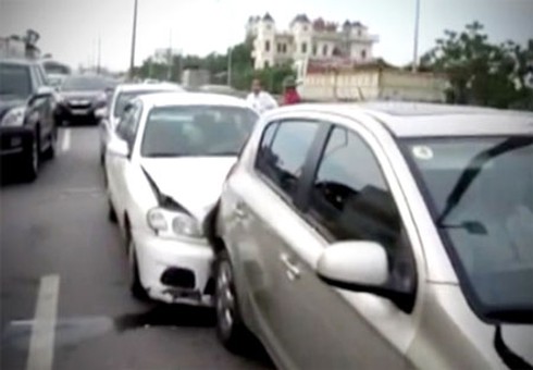 5 ô tô đâm liên hoàn, lỗi thuộc xe nào? - ảnh 1
