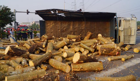 7 người bị thương sau va chạm giữa xe khách và xe tải - ảnh 1