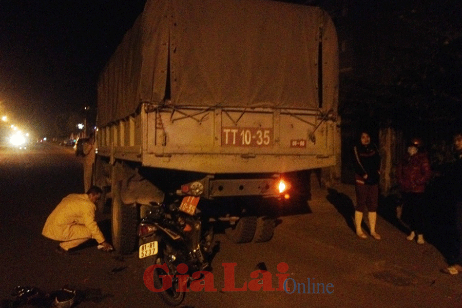 Đâm thẳng vào đuôi xe ôtô tải, 1 thiếu nữ tử vong - ảnh 1