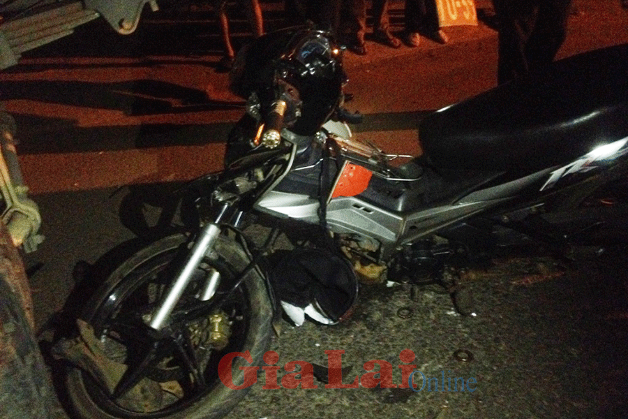 Đâm thẳng vào đuôi xe ôtô tải, 1 thiếu nữ tử vong - ảnh 2