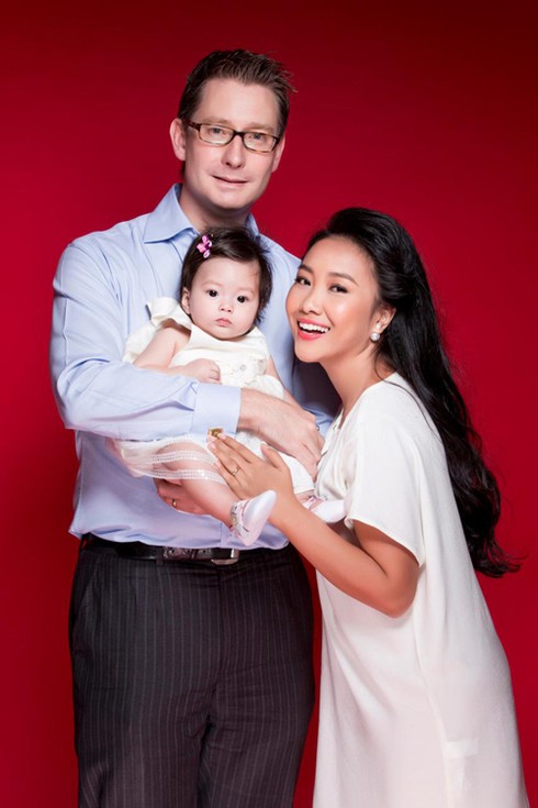 4 bà mẹ giới show biz nổi tiếng lại dáng sau sinh ấn tượng năm 2014 - ảnh 1