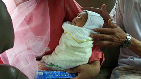 Vợ sinh con, chồng được nghỉ làm ít nhất 5 ngày - ảnh 1