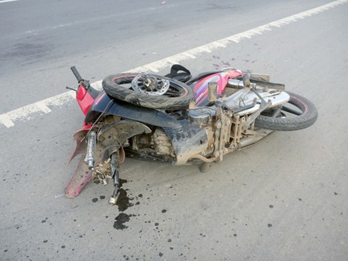 Thoát nạn khi xe gắn máy gãy bánh - ảnh 1