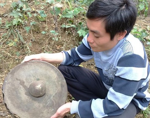 Vào hang đá chơi, phát hiện chiêng đồng cổ - ảnh 1