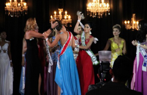 Á hậu nổi nóng giật vương miện ngay trên đầu Hoa hậu Amazon 2015 - ảnh 1