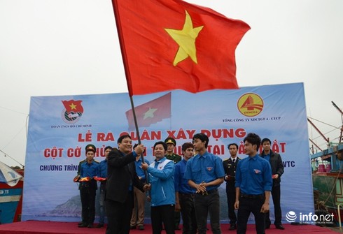 Ra quân xây dựng cột cờ Tổ quốc tại đảo Mắt, Nghệ An - ảnh 1