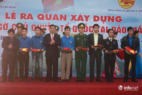 Ra quân xây dựng cột cờ Tổ quốc tại đảo Mắt, Nghệ An - ảnh 2