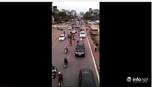 Giao thông 3 chiều kỳ lạ ở giữa Thủ đô Hà Nội - ảnh 1