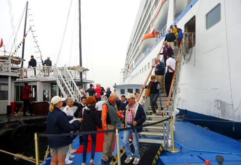 Tàu biển quốc tế 6 sao đến tham quan vịnh Hạ Long - ảnh 2