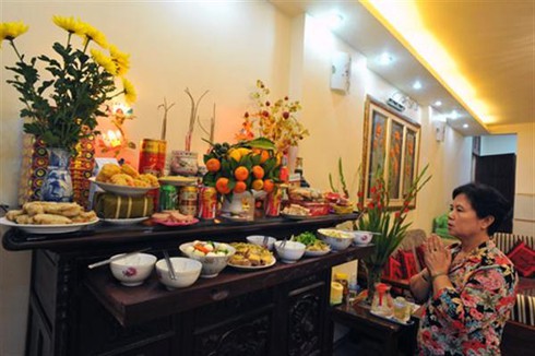 Không nên đặt cành vàng, lá ngọc xin ở chùa lên bàn thờ - ảnh 1
