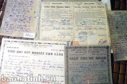 Ông giáo già với bộ sưu tập đồ cổ