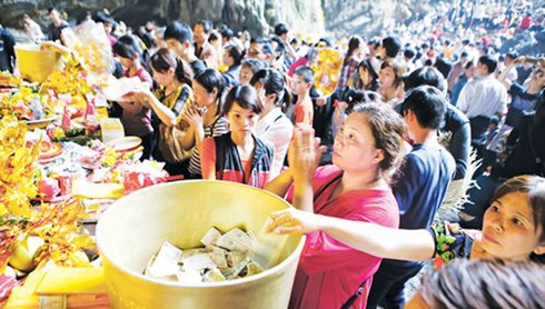 Hôm nay, khai hội Chùa Hương: Cảnh rải tiền lẻ giảm đáng kể - ảnh 1