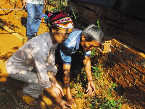 Nghĩa Trung, phát hiện một bé trai sơ sinh bị bỏ rơi - ảnh 1