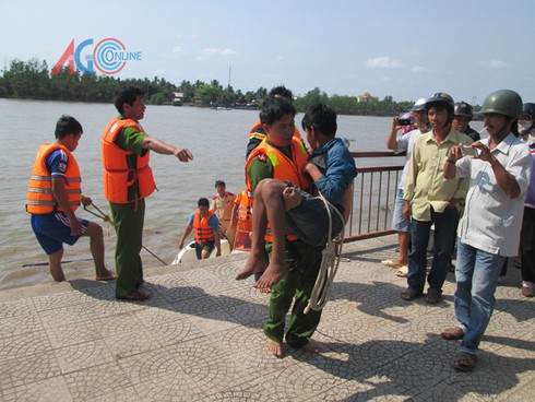 Cứu hộ thành công một thanh niên tự tử bị mắc kẹt - ảnh 1