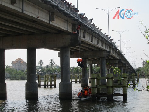 Cứu hộ thành công một thanh niên tự tử bị mắc kẹt - ảnh 2
