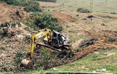 Lào Cai: Máy xúc trượt xuống ta luy âm, một người tử vong - ảnh 1