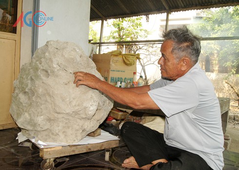 Lão nông sở hữu hòn đá thơm kỳ lạ - ảnh 1