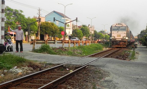 Xe thồ… “gác chắn” - ảnh 2