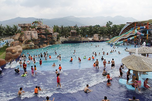 Công viên nước đầu tiên ở Quảng Ninh đi vào hoạt động - ảnh 1