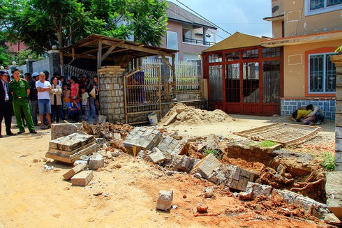 Đà Lạt: Sập tường rào đá, 2 người chết tại chỗ - ảnh 1