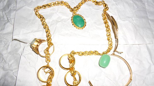 Vờ sang chơi nhà hàng xóm, trộm 3,4 cây vàng - ảnh 1