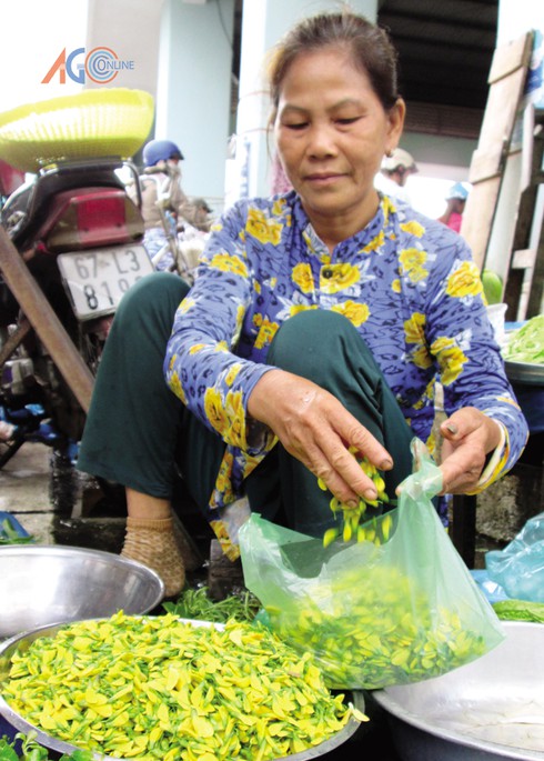 Bông điên điển nghịch mùa - ảnh 2