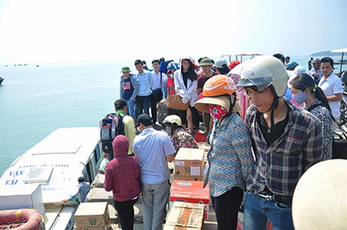 Điều động tàu hải quân đón toàn bộ khách du lịch từ đảo Cô Tô về đất liền - ảnh 1