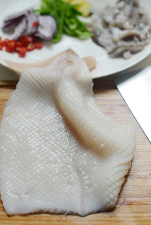 Mực xào rau củ cay kiểu mới vừa ngon vừa đẹp mắt - ảnh 1