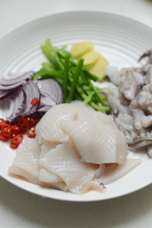 Mực xào rau củ cay kiểu mới vừa ngon vừa đẹp mắt - ảnh 2