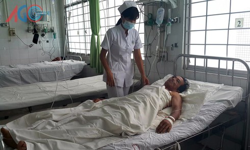 Vĩnh Long: Cứu sống bệnh nhân bị cây đâm thủng phổi - ảnh 1