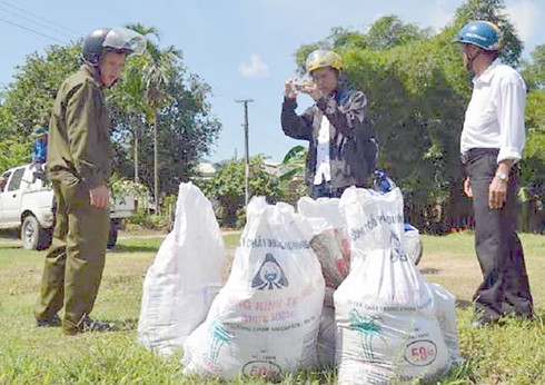 Người dân giao nộp 10 tấn quặng vàng - ảnh 1